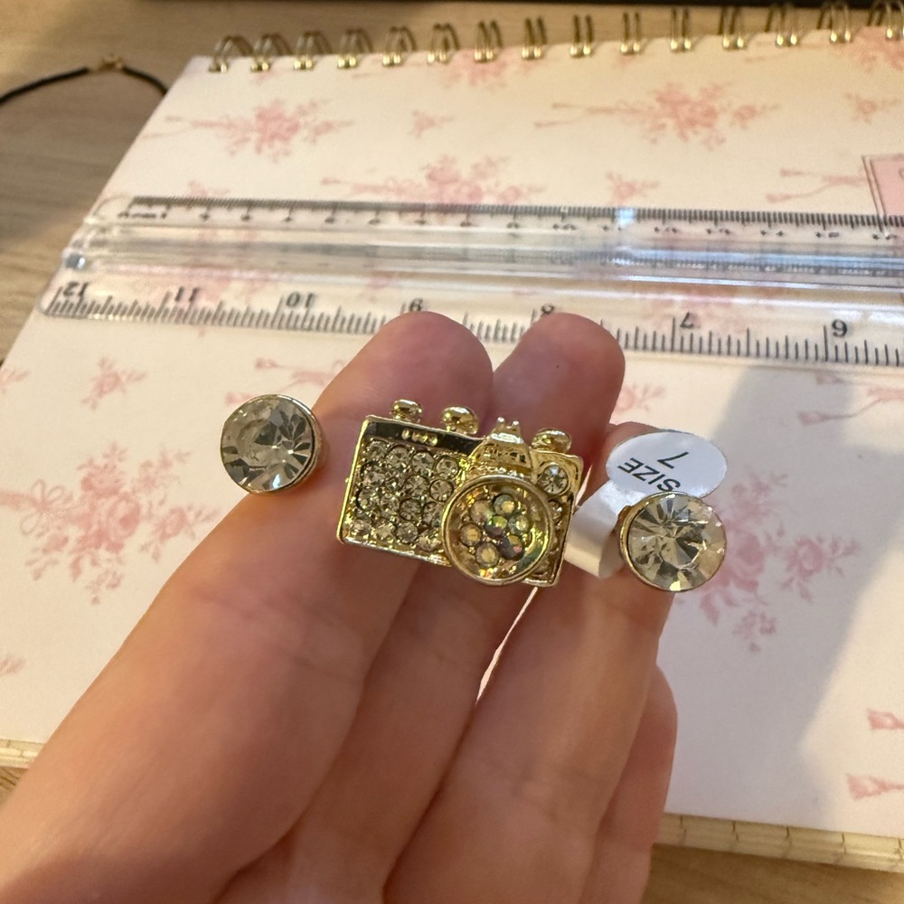 Size 7 Double Ring Camera Gold Tone Rhinestone Fits Between Fingers